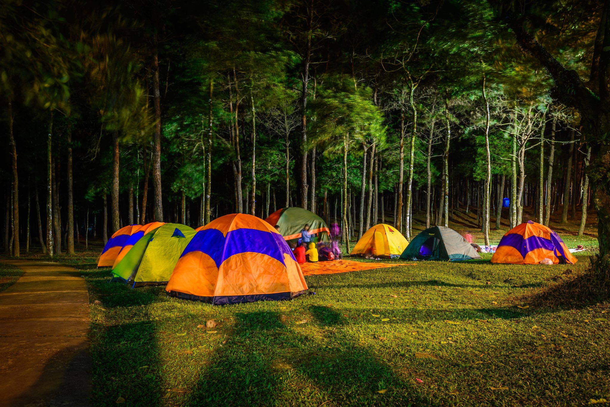 Du khách cũng có thể trải nghiệm cắm trại qua đêm 